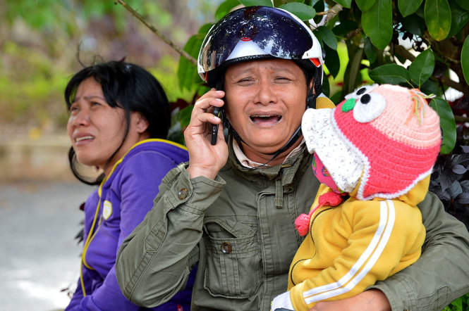 Bảy người thiệt mạng trong tai nạn xảy ra trên đèo Prenn ngày 19-6, trong đó có bé Hoàng Lê Linh Nhi (9 tuổi). Trước đó, cha mẹ của Linh Nhi gửi bé theo xe khách, còn hai người đi xe máy chở con nhỏ từ Phan Thiết lên Đà Lạt - Ảnh: MAI VINH