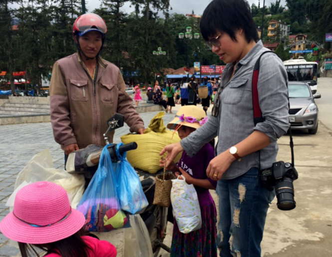 Nhà báo Thu Trang (phải) đi mua gạo cho mấy đứa trẻ mồ côi - Ảnh nhân vật cung cấp