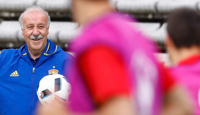 HLV Del Bosque cười tươi trong buổi tập của tuyển Tây Ban Nha - Ảnh: REUTERS