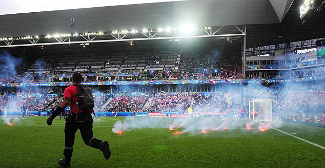 CĐV Croatia ném pháo sáng xuống sân trong trận đấu với CH Czech. Ảnh: Getty Images