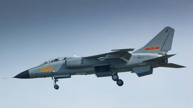 Máy bay ném bom JH-7 của PLA - Ảnh: Zeenews