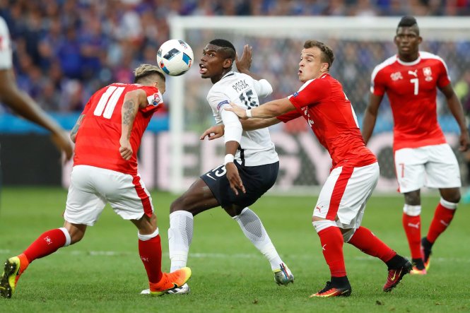 Pogba (giữa) được khen ngợi thi đấu xông xáo trong trận gặp Thụy Sĩ - Ảnh: Reuters