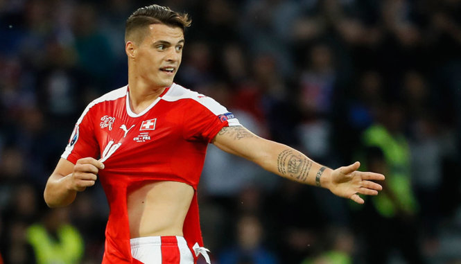 Áo đấu của Granit Xhaka bị rách trong trận Thụy Sĩ gặp Pháp - Ảnh: REUTERS