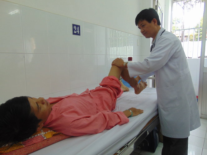 Bác sĩ Nguyễn Đình Khoa, trưởng khoa nội cơ xương khớp Bệnh viện Chợ Rẫy, kiểm tra khớp gối cho bệnh nhân N.V.Đ. (28 tuổi) Ảnh: NGỌC LOAN