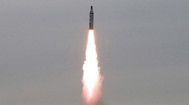 Triều Tiên được nói là vừa bắn thử 2 tên lửa Musudan từ bờ biển phía đông - Ảnh: KCNA/Reuters