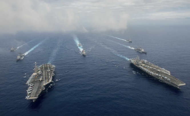Hai tàu sân bay Mỹ USS John C. Stennis (trái) và USS Ronald Reagan (phải) phối hợp tập trận quy mô cùng binh sĩ Philippines từ ngày 18-6 - Ảnh: Reuters