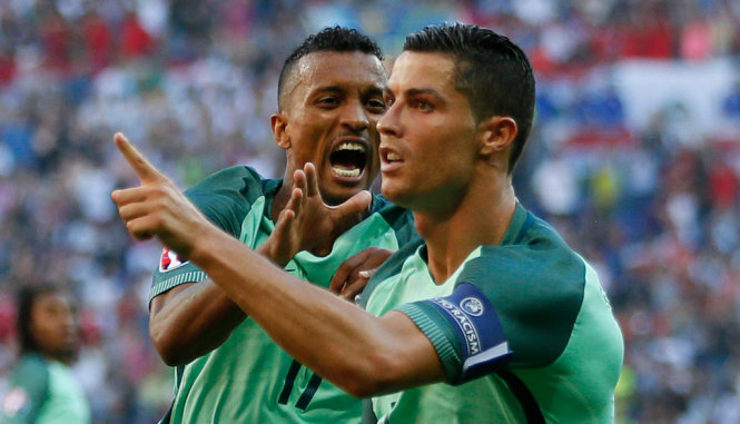 Ronaldo ăn mừng bàn thắng cùng Nani - Ảnh: REUTERS
