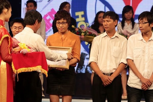 Thu Trang nhận giải nhì báo chí với loạt bài “Thâm nhập sòng bài 5 sao“
- Ảnh: NV cung cấp