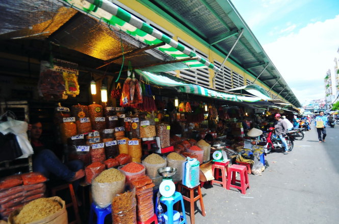 Các tiệm tạp hóa bên hông chợ Bình Tây, TP.HCM - Ảnh: Hữu Thuận