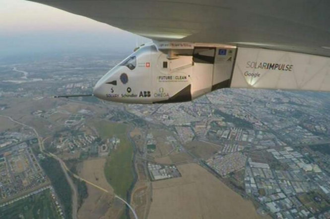 Máy bay Solar Impulse 2 chuẩn bị đáp xuống Tây Ban Nha sáng 23-6 - Ảnh: EPA