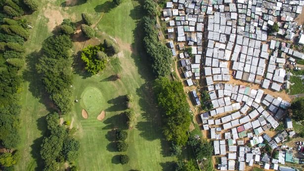Sân golf Papwa Sewgolum nằm dọc theo đoạn xanh tươi tốt của sông Umgeni, cạnh nó là một ngôi làng nghèo