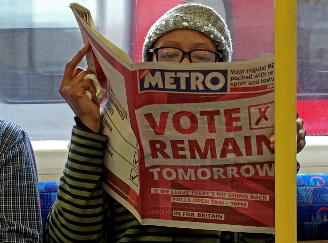 Một phụ nữ đang đọc báo trên tàu điện ngầm ở London trước thời điểm bỏ phiếu - Ảnh: Reuters