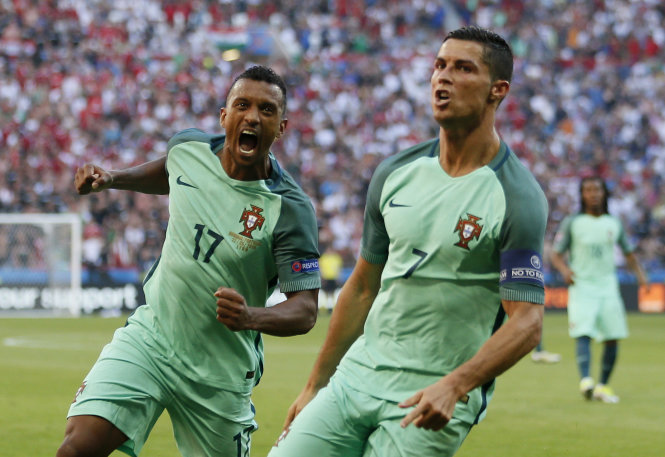 Ronaldo (phải) ăn mừng bàn thắng cùng Nani - Ảnh: Reuters