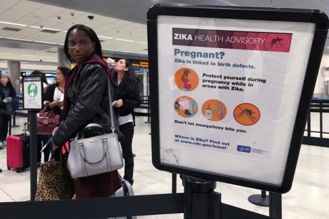 Một áp phích cảnh báo sự nguy hiểm của virus Zika với thai phụ tại sân bay quốc tế Miami, bang Florida, Mỹ - Ảnh: Reuters