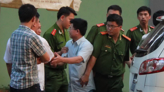 Ông Trần Minh Lợi (áo trắng) bị công an bắt giữ chiều 22-3 - Ảnh: Trung Tân