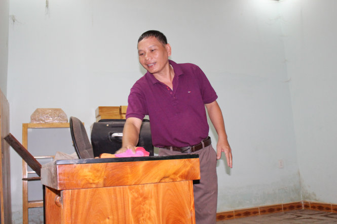 Anh Hồ Đăng Nam dọn dẹp phòng trọ để sẵn sàng đón thí sinh ở miễn phí - Ảnh: THÁI THỊNH