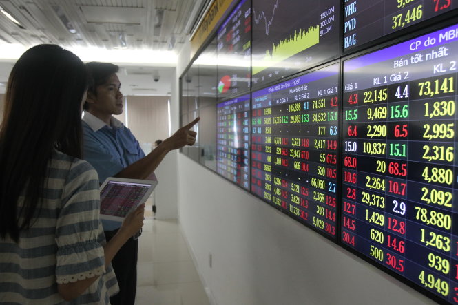 Thị trường chứng khoán VN đã có phiên giao dịch giảm sâu (ảnh chụp tại sàn của Công ty cổ phần chứng khoán Maybank Kim Eng chiều 24-6) - Ảnh: QUANG ĐỊNH