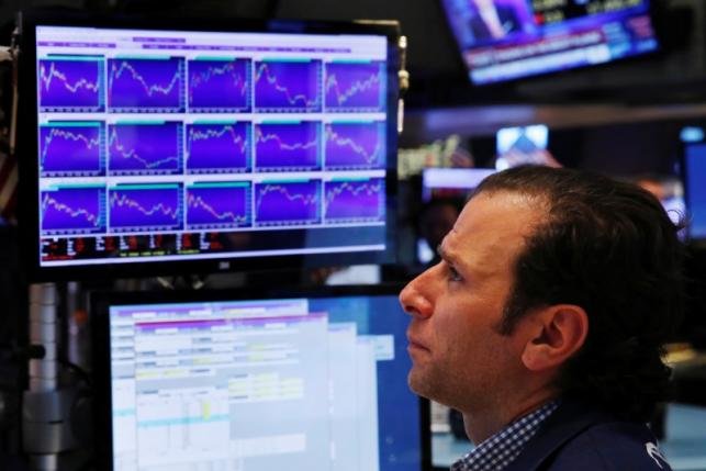 Một nhà đầu tư tại Sàn chứng khoán New York (NYSE) tại New York ngày 24-6 - Ảnh: Reuters