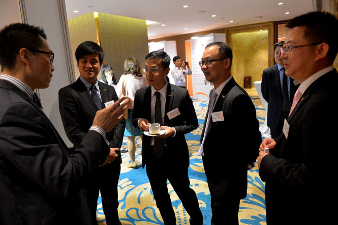 Doanh nhân VN và Hong Kong trao đổi bên lề hội thảo - Ảnh: QUANG ĐỊNH