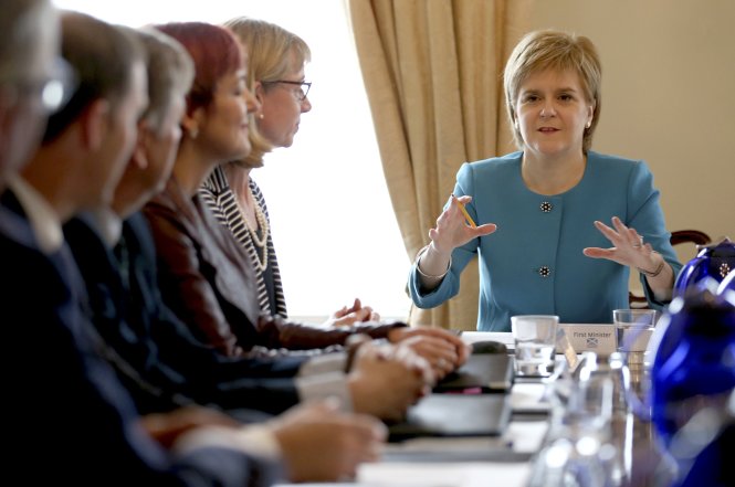 Thủ hiến Nicola Sturgeon của Scotland trong phiên họp nội các khẩn cấp ngày 25-6 - Ảnh: Reuters