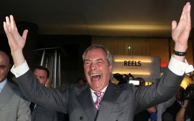 Thủ lĩnh Đảng Độc lập Anh Nigel Farage ăn mừng kết quả Brexit - Ảnh: Telegraph
