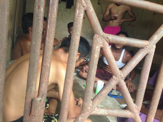 Một nhóm thủy thủ người Thái và Myanmar bị nhốt trong một lồng sắt bên trong công ty hải sản ở Benjina, Indonesia - Ảnh: AP