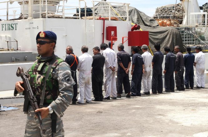 Thủy thủ một chiếc tàu cá của Thái Lan đánh bắt trái phép bị bắt giữ ở Indonesia vào tháng 9-2015 - Ảnh: AP