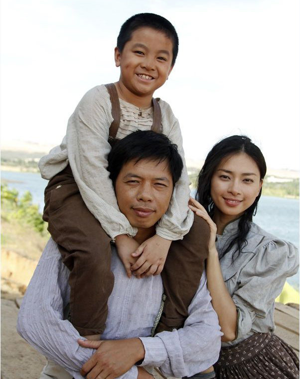 Bé Ben cùng diễn viên Thái Hòa và Ngô Thanh Vân trong phim Lửa Phật