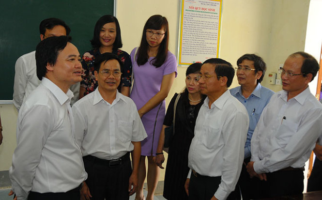 Bộ trưởng Phùng Xuân Nhạ kiểm tra điểm thi THPT quốc gia 2016 tại Trường THPT chuyên Hà Tĩnh - Ảnh: V.Hà