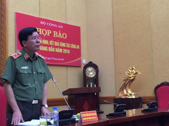 Thượng tướng Bùi Văn Nam, thứ trưởng Bộ Công an phát biểu khai mạc buổi họp báo - Ảnh: THÂN HOÀNG