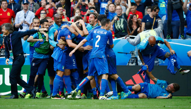 Các cầu thủ Ý vui mừng sau bàn thắng của Pelle - Ảnh: REUTERS