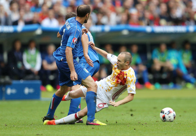 Iniesta bất lực trước hàng phòng ngự tuyển Ý - Ảnh: Reuters
