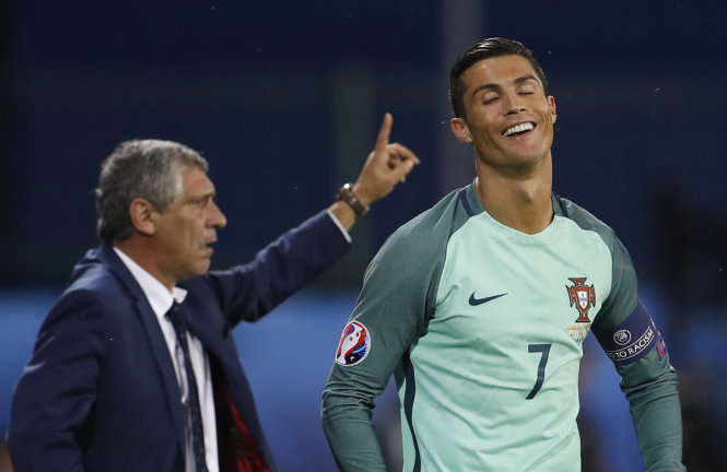 HLV Santos (trái) hi vọng Ronaldo sẽ nổ súng trong trận đấu với Ba Lan. Ảnh: Reuters