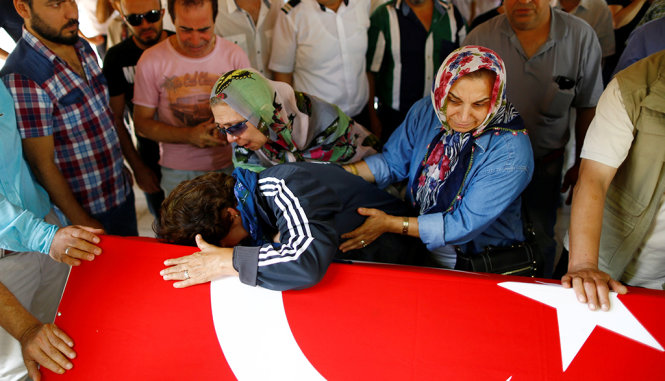 Người thân khóc ngất bên quan tài những người thiệt mạng trong vụ tấn công sân bay Ataturk - Ảnh: REUTERS