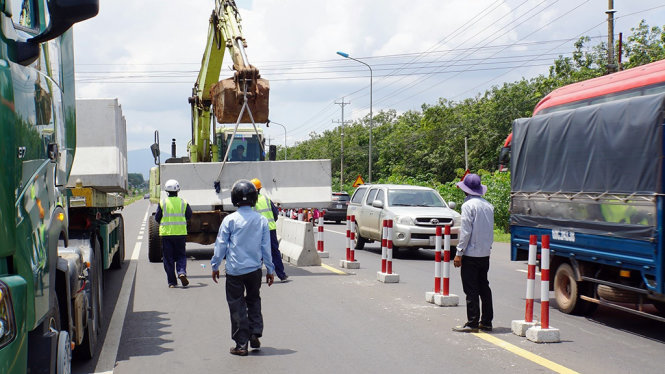 Lắp đặt dải phân cách tại điểm đen thường xảy ra tai nạn giao thông ở xã Suối Tre, thị xã Long Khánh (Đồng Nai) trưa 30-6