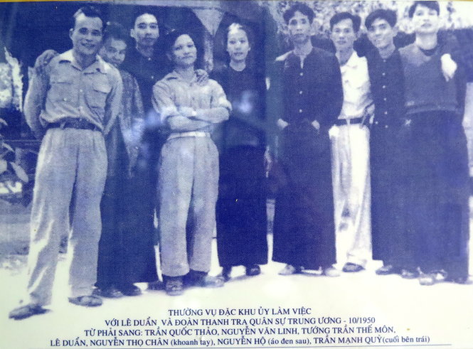 Ông Nguyễn Thọ Chân (người khoanh tay) chụp chung với Đặc khu ủy Sài Gòn - Ảnh: tư liệu của ông Nguyễn Thọ Chân