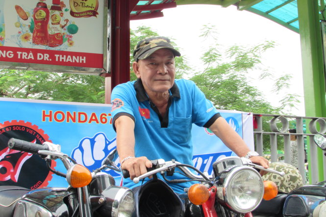 Tuổi đã ngoài 70 nhưng ông Dương Kiến Hoa vẫn xung phong làm “xe ôm” miễn phí tiếp sức mùa thi cho các sĩ tử -  Ảnh: H.T.