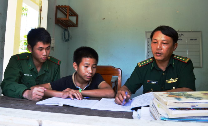 Bộ đội đồn biên phòng Tam Thanh giúp Phi học tập thêm ngoài giờ lên lớp - Ảnh: L.TRUNG
