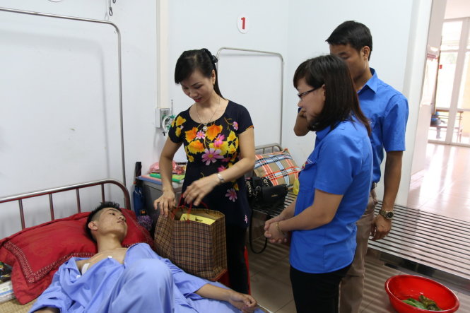 Sau khi biết tin Long đang cấp cứu tại bệnh viện, đại diện đoàn trường Sư phạm Thái Nguyên đến động viên, chia sẻ cùng gia đình - Ảnh: Quang Thế