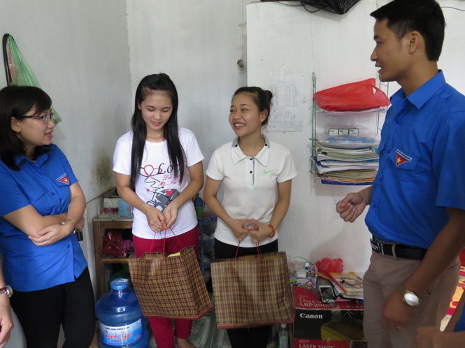 Cán bộ đoàn trường ĐH Sư phạm Thái Nguyên tặng quà, động viên thí sinh nghèo được bố trí chỗ ở miễn phí - Ảnh: QUANG THẾ