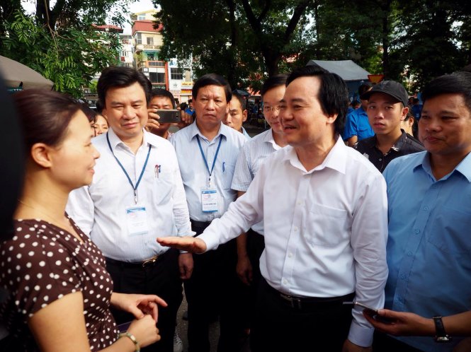 Bộ trưởng Bộ GD-ĐT Phùng Xuân Nhạ hỏi thăm các phụ huynh tại hội đồng thi ĐH Thuỷ Lợi - Ảnh: Nguyễn Khánh