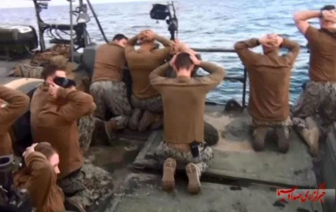 Hình ảnh do hãng thông tấn quốc gia IRIB của Iran cung cấp cho thấy cảnh bắt giữ các binh sỹ hải quân Mỹ hồi tháng 1 năm nay - Ảnh: AP