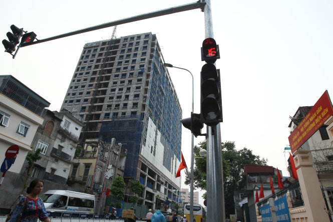 Thủ tướng Nguyễn Xuân Phúc yêu cầu Hà Nội phải xử lý nghiêm vụ tòa nhà 8B Lê Trực để lập lại kỷ cương trong xây dựng đô thị - Ảnh: NG.KHÁNH