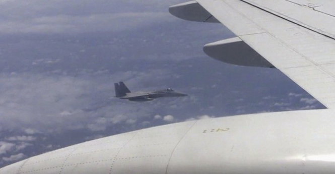 Ảnh chụp từ một chiếc máy bay Trung Quốc bị máy bay Nhật (ở xa) truy đuổi ở vùng biển Hoa Đông - Ảnh: Reuters