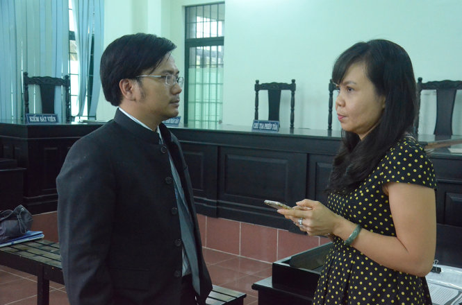 Bà Thảo trao đổi với Luật sư tại Tòa - Ảnh: UYÊN TRINH