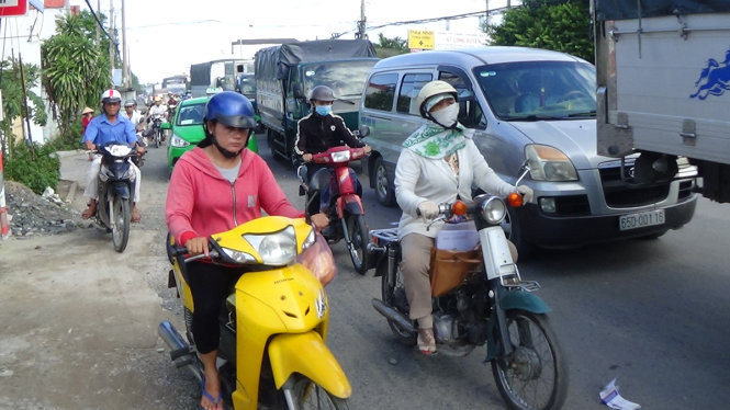 Hàng trăm xe tải nối đuôi nhau từ Long Xuyên kéo đến khu vực cầu Cần Xây gần 6km - Ảnh: Bửu Đấu