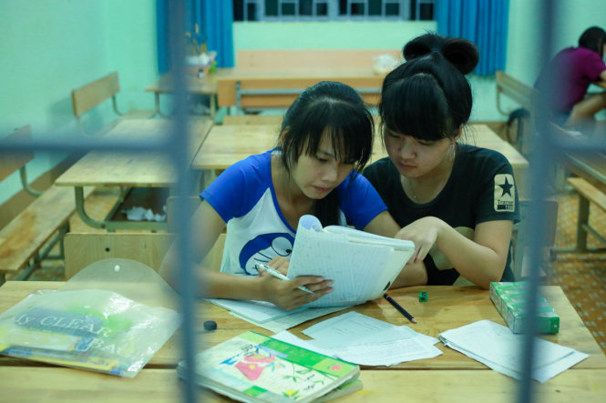 Mượn được một phòng học vào buổi tối 30-6, em Lý Thị Bích Ngọc (trái) và Dương Thị Hảo (huyện Cư Jut) cùng nhóm bạn ôn thi - Ảnh: TIẾN THÀNH