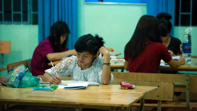 Một nhóm thí sinh đến từ huyện Cư Jut (Đắk Nông) say sưa ôn tập bài trong đêm khuya - Ảnh: TIẾN THÀNH
