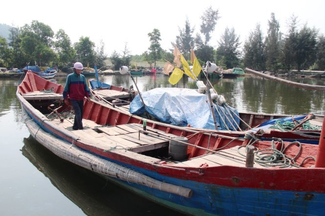 Ngư dân xã Lộc Vĩnh, Phú Lộc, Thừa Thiên - Huế đưa thuyền và ngư cụ vào nằm bờ - Ảnh: Minh An