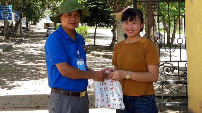 Đoàn phường Hòa Hiếu tặng quà cho thí sinh Na - thí sinh duy nhất thi môn Vật lý chiều 2-7 tại điểm thi Trường THPT Thái Hòa, Nghệ An - Ảnh: H.Hiếu